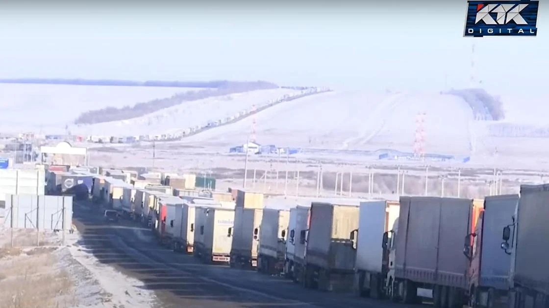 Многокилометровую очередь из фур сняли на видео на границе в ЗКО