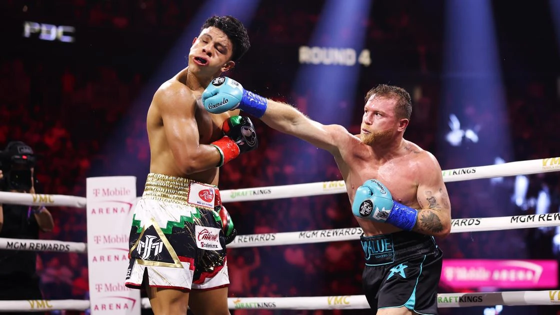 Появилось видео нокдауна в бою Сауля Альвареса и Хайме Мунгии