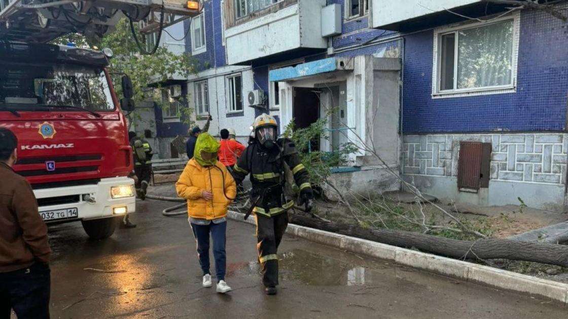 Пожарную автолестницу подогнали к многоэтажке в Экибастузе