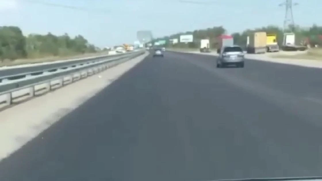 Асфальт поверх бетона на Капшагайской трассе обсуждают в Сети