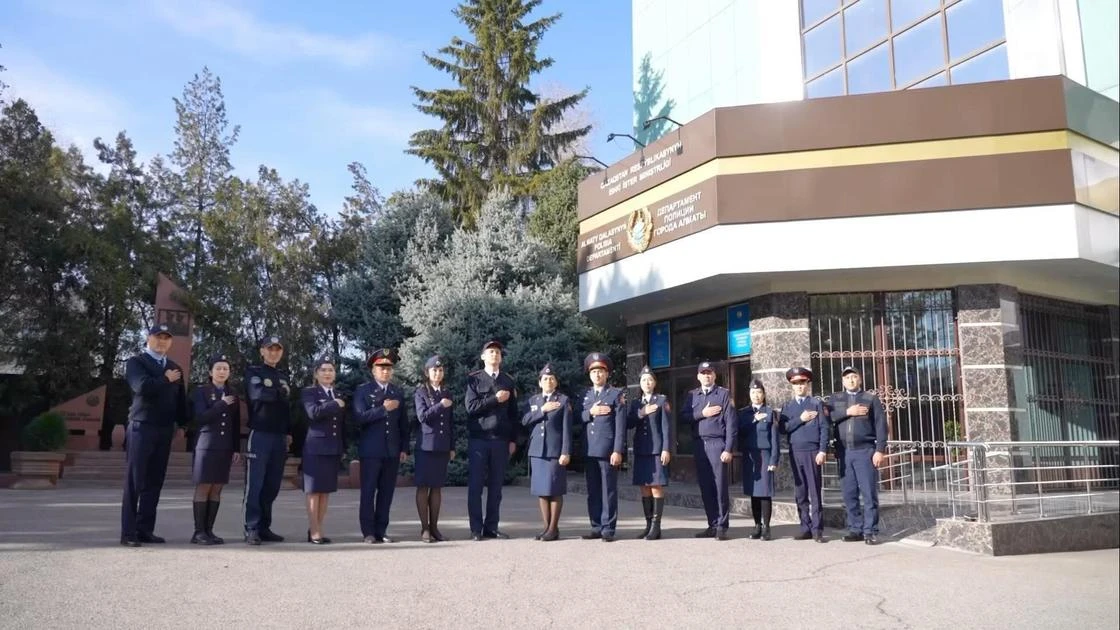 Прокуроры, судьи и полицейские поддержали патриотический челлендж в Казахстане