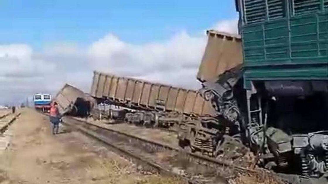 Тепловоз и локомотив столкнулись на севере Казахстана, есть пострадавшие