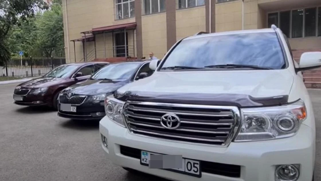 Дорогие авто чиновников сняли на видео возле акимата в Талгаре