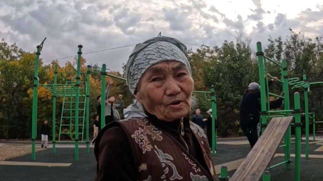 Вместо сплетен на лавочке: 73-летняя әже из Шымкента с легкостью подтягивается на турнике (видео)