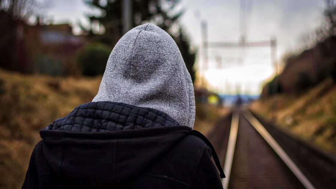 Школьники ходят учиться на рельсах из-за отсутствия интернета на окраине Шымкента