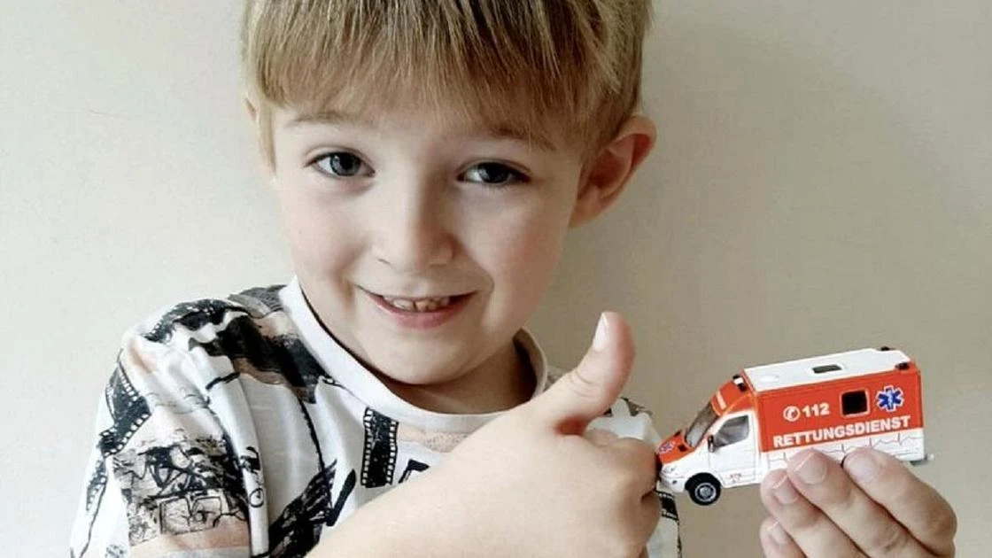 5-летний мальчик спас жизнь маме, позвонив в скорую помощь по номеру с игрушки