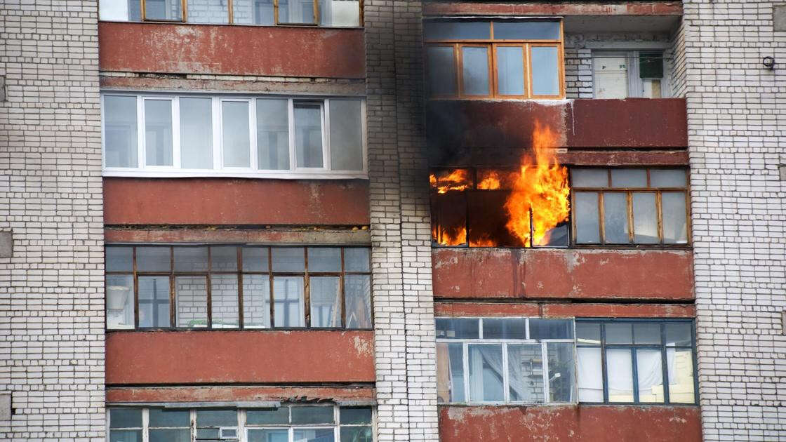 Несколько балконов загорелись в многоэтажке в Аксу