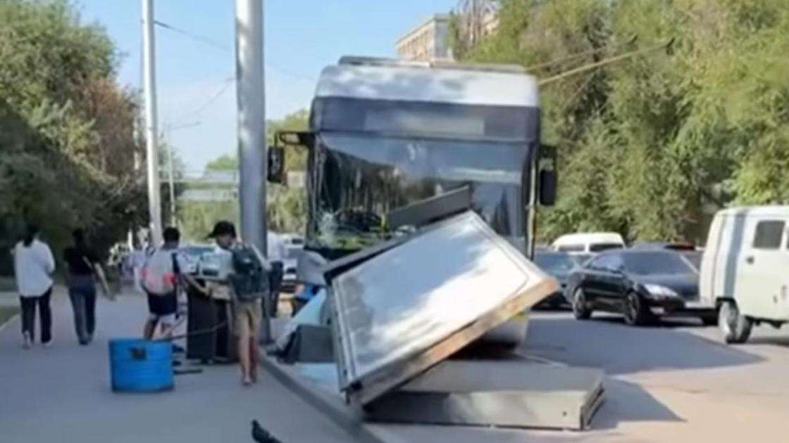 Троллейбус врезался в остановку в Алматы (видео)