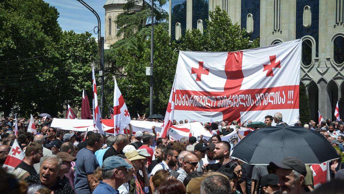 Президент Грузии и Саакашвили призвали к протестам из-за выборов