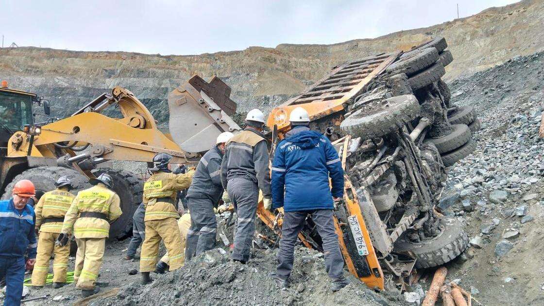 Два человека погибли в жуткой аварии в карьере в Хромтау (видео)