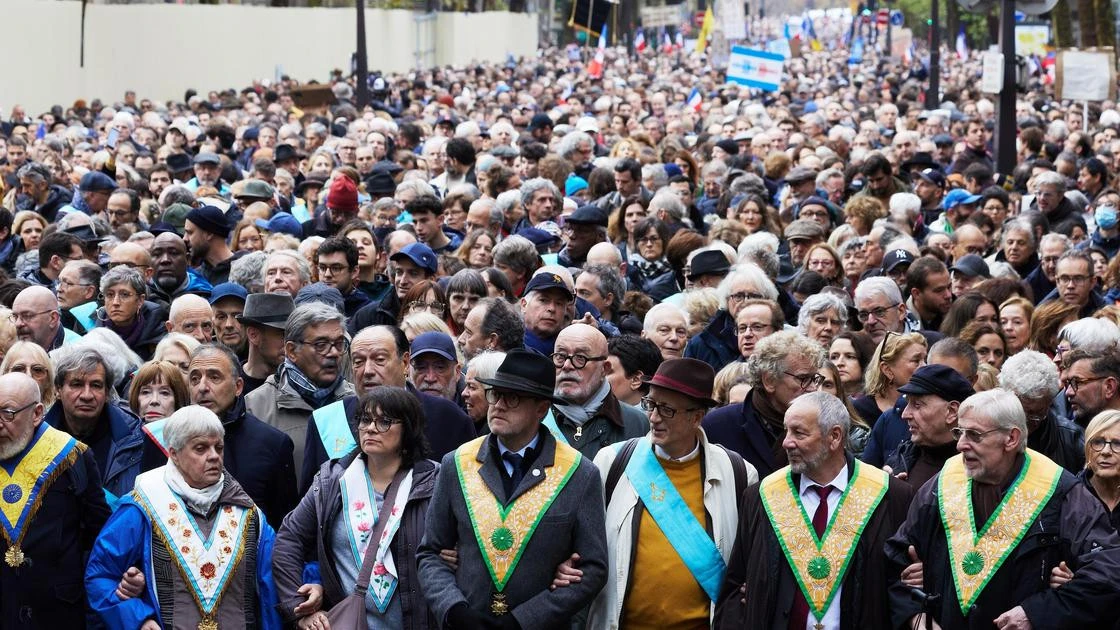 Марш против антисемитизма в Париже перемешал политическую колоду Франции