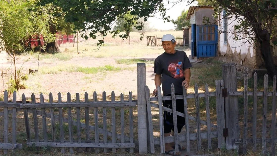 Две улицы и дома за миллион: как живет забытое село Акжал