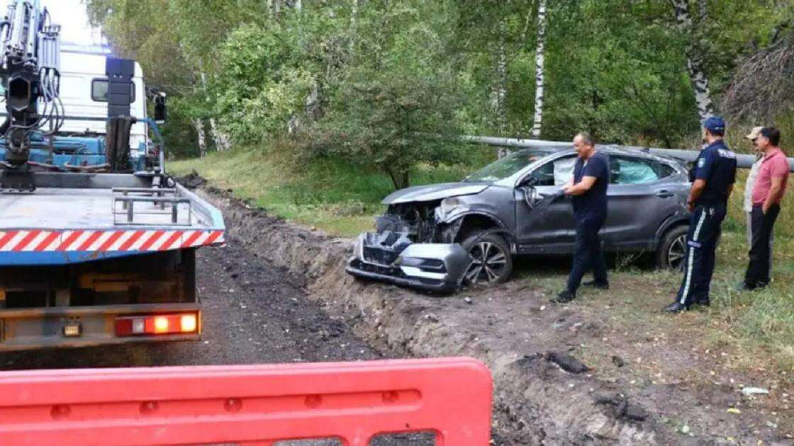 Автомобиль каршеринга опрокинулся в результате ДТП в Алматы (фото)