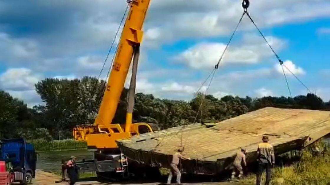 Затонувший понтонный мост подняли со дна реки в Павлодарской области (видео)