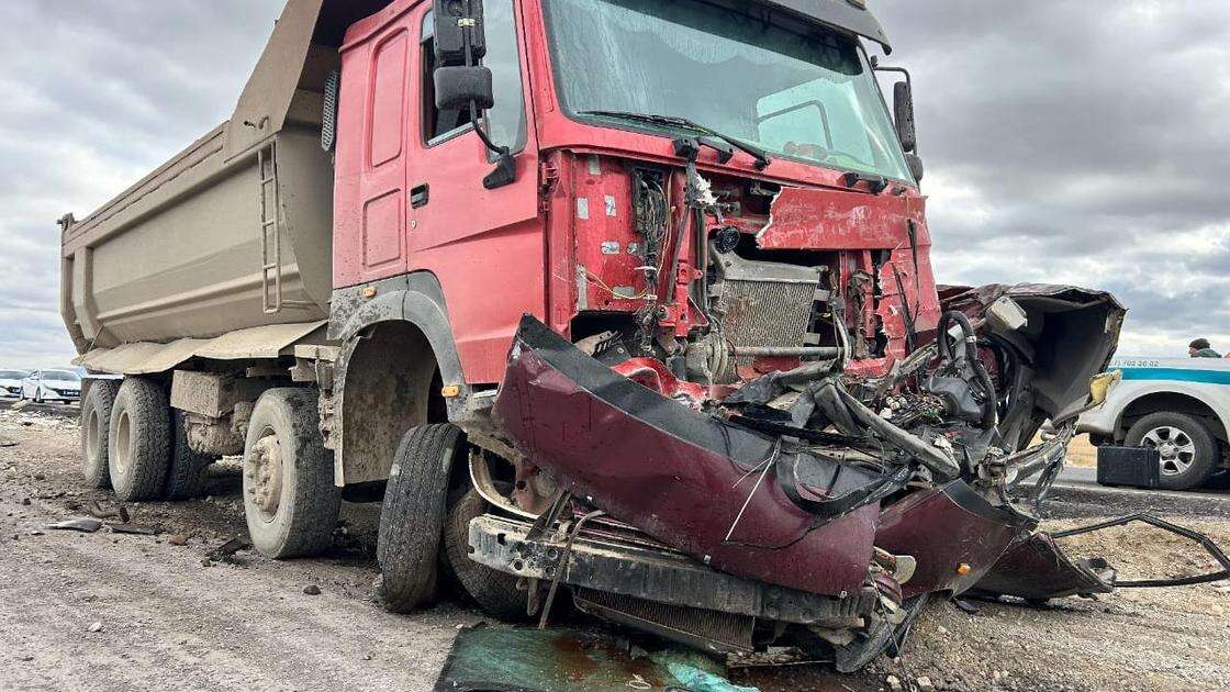 Два человека погибли на трассе в Алматинской области