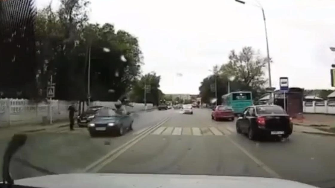 Пешехода отбросило на несколько метров после наезда авто в Караганде