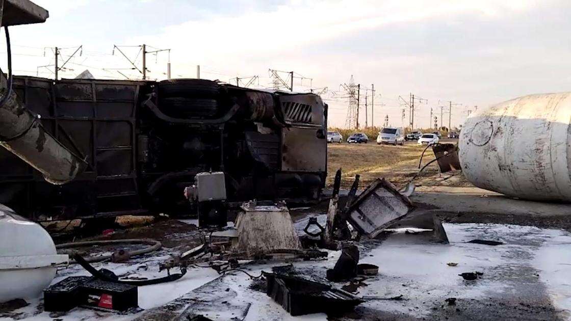 Трое погибли, почти 20 пострадали: автобус столкнулся с бетономешалкой на трассе в России (фото, видео)