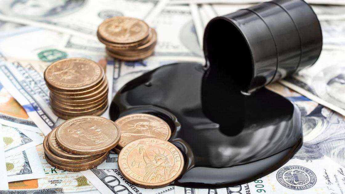 Цены на нефть обвалились ниже 70 долларов впервые с 2021 года