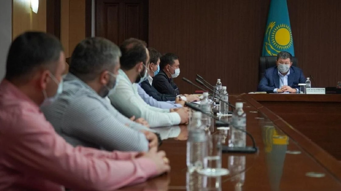 Аким Атырауской области встретился с приехавшими из Грузии врачами
