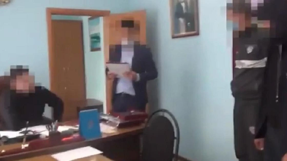 Главу аппарата акима СКО и его заместителя заподозрили в получении взятки в 2,6 млн тенге