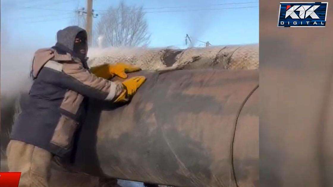 Полсотни многоэтажек без воды: 20 метров водовода замерзло в Темиртау (видео)