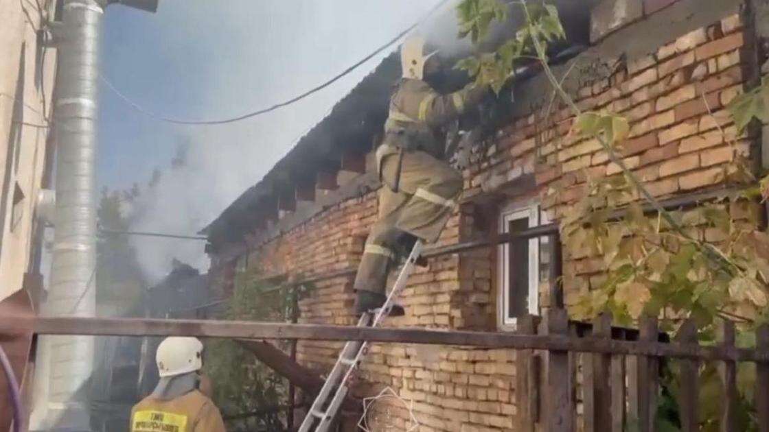 Пожар вспыхнул в детском саду в Алматинской области (видео)