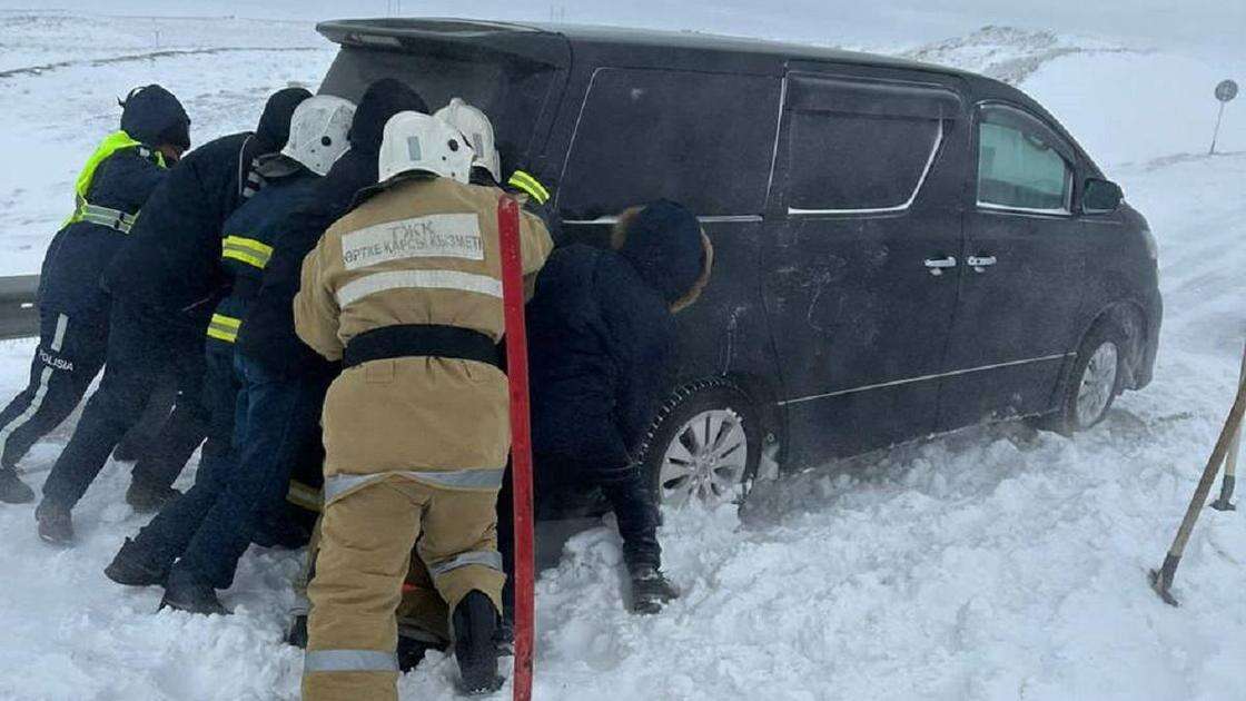 ЧС в Жамбылской области: на помощь прибыли спасатели из Кыргызстана (видео)