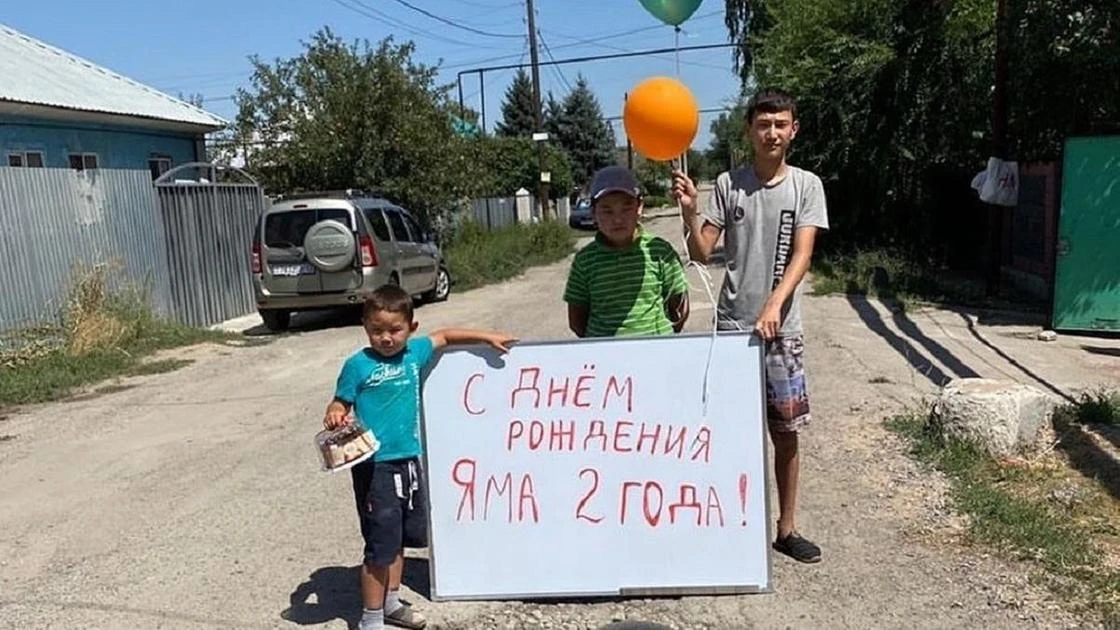 Торт и воздушные шары: видео поздравления ямы с 2-летием обсуждают в Казнете