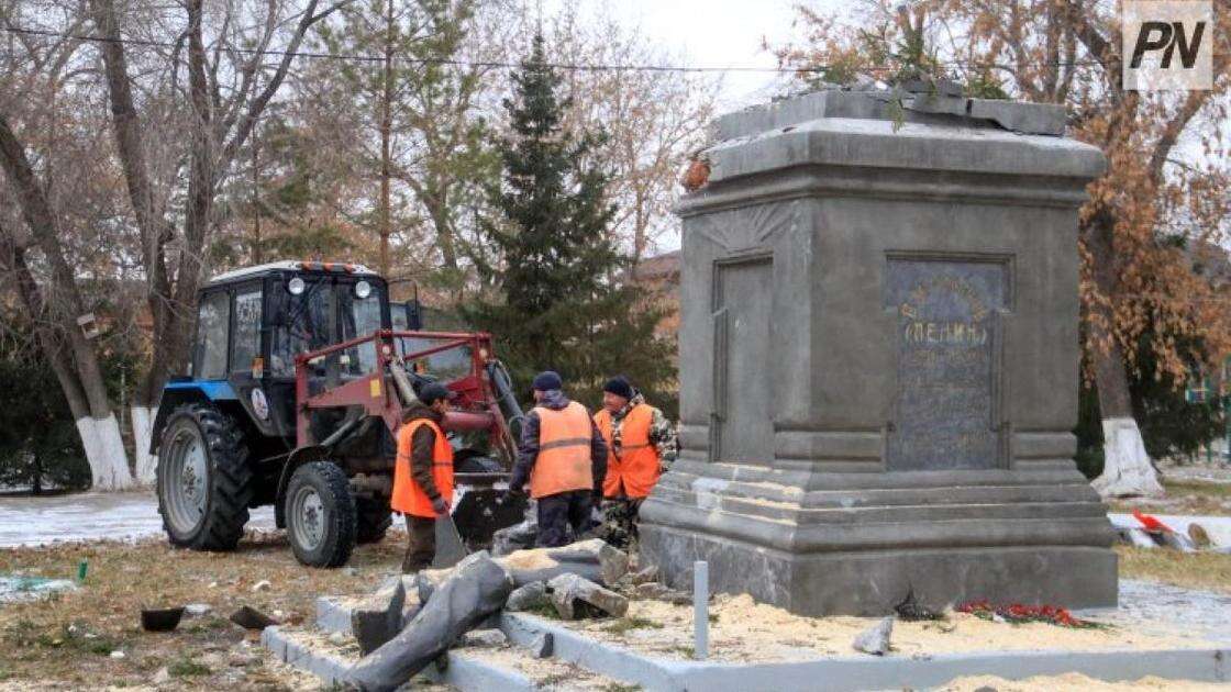 Старейший памятник рухнул в Павлодаре