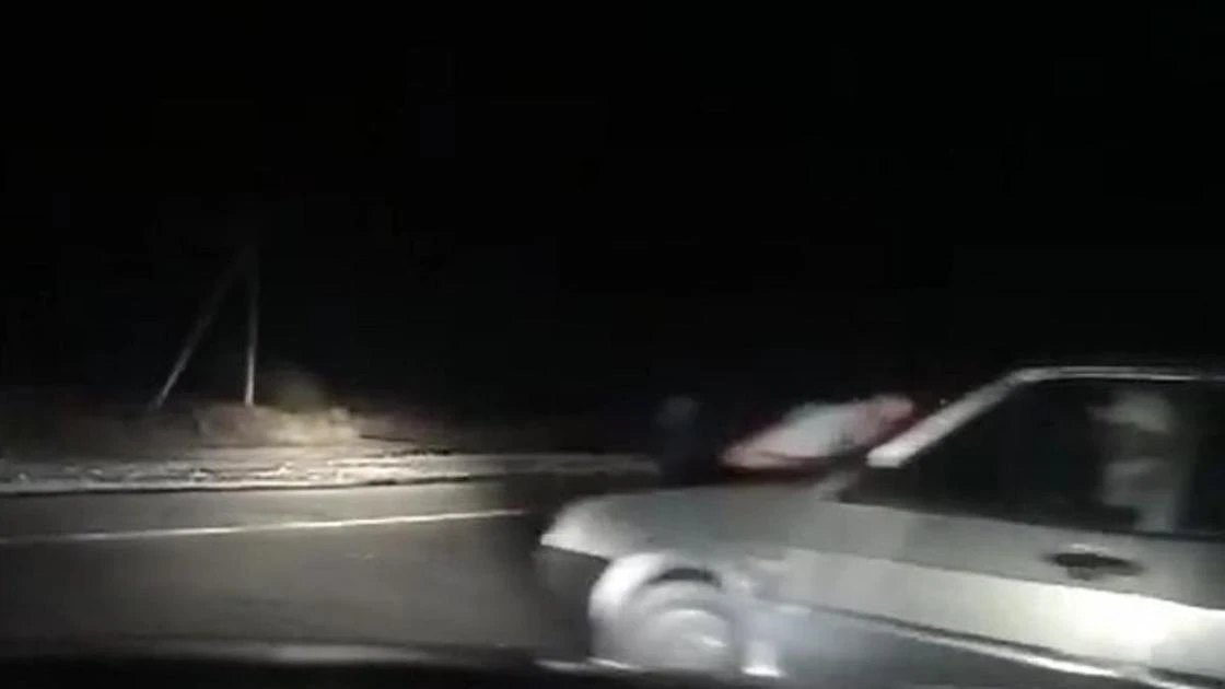 Водитель наехал на полицейского и протащил его на капоте в Туркестанской области