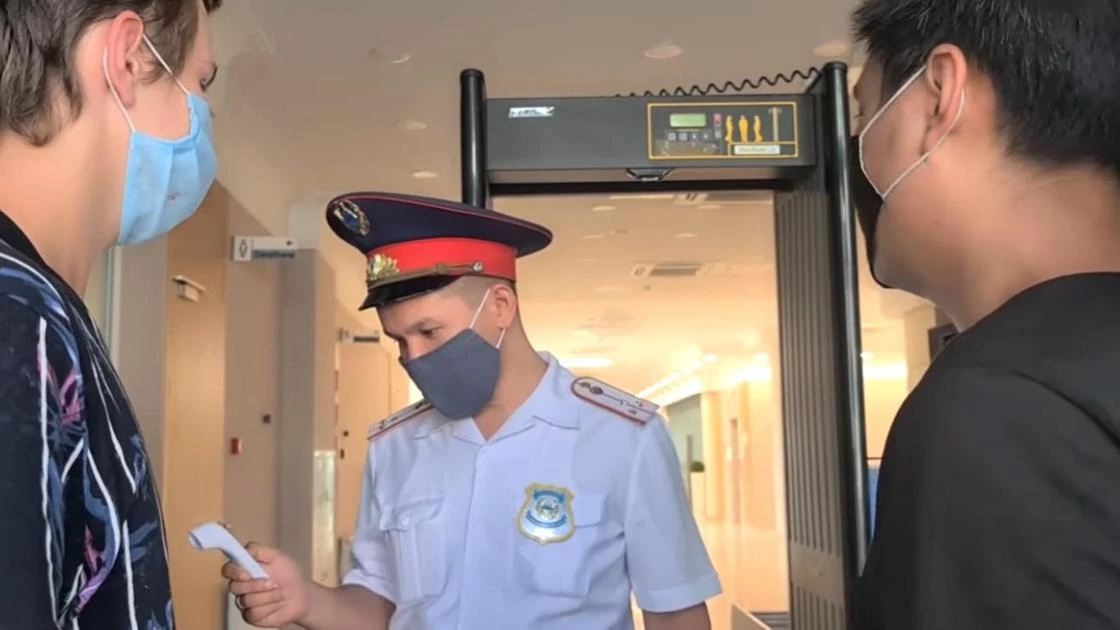 Блогеры сняли на камеру попытки попасть в акимат Туркестанской области