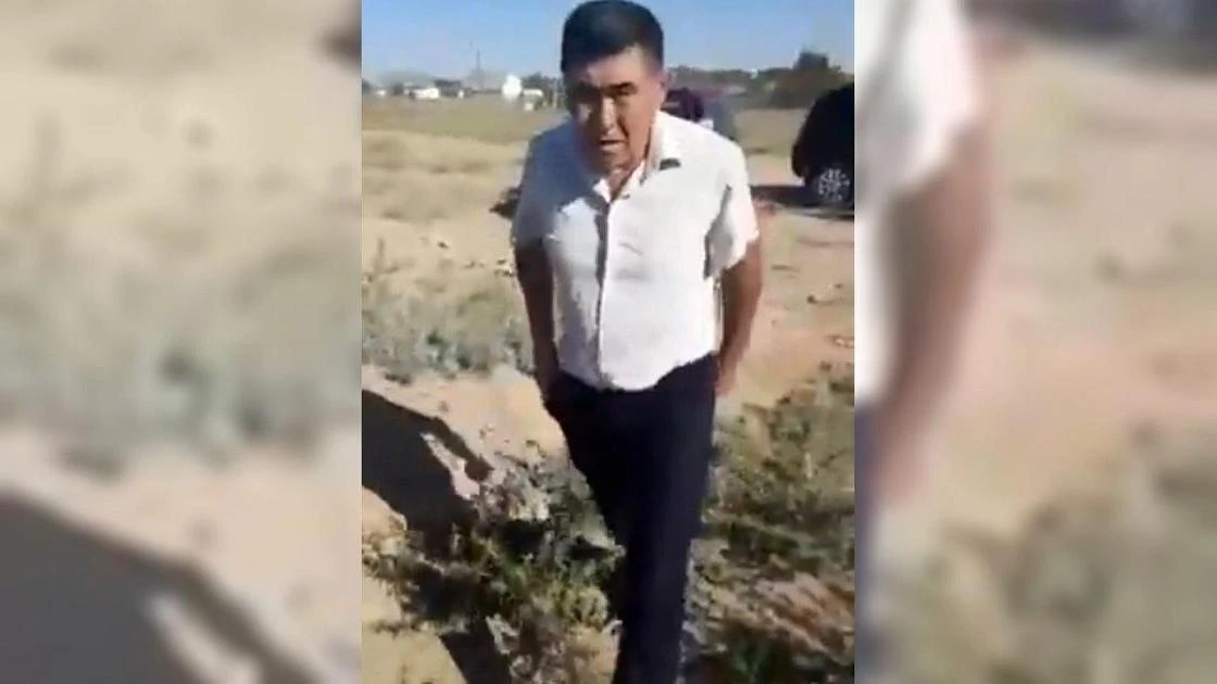 Отключивший людям воду экс-чиновник набросился на проверяющих