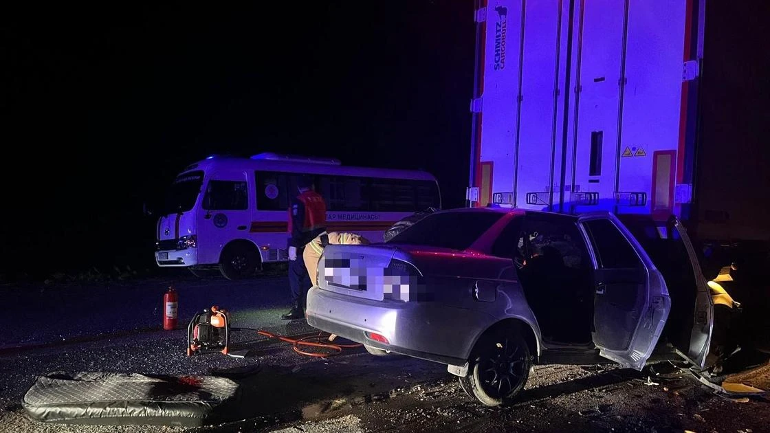 Три человека погибли при столкновении легкового авто с грузовиком в Актюбинской области