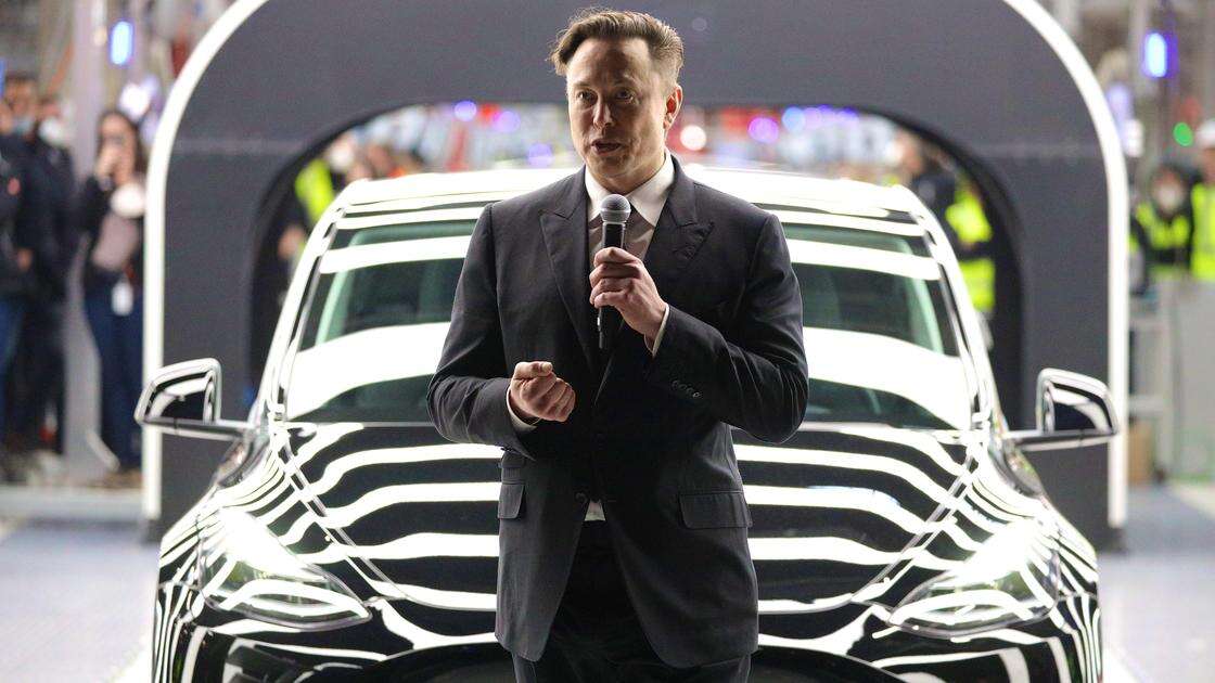 Состояние Илона Маска сократилось из-за резкого падения акций Tesla