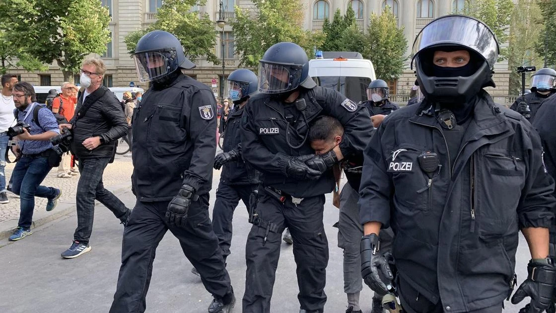 Протестующие в Берлине скандировали 
