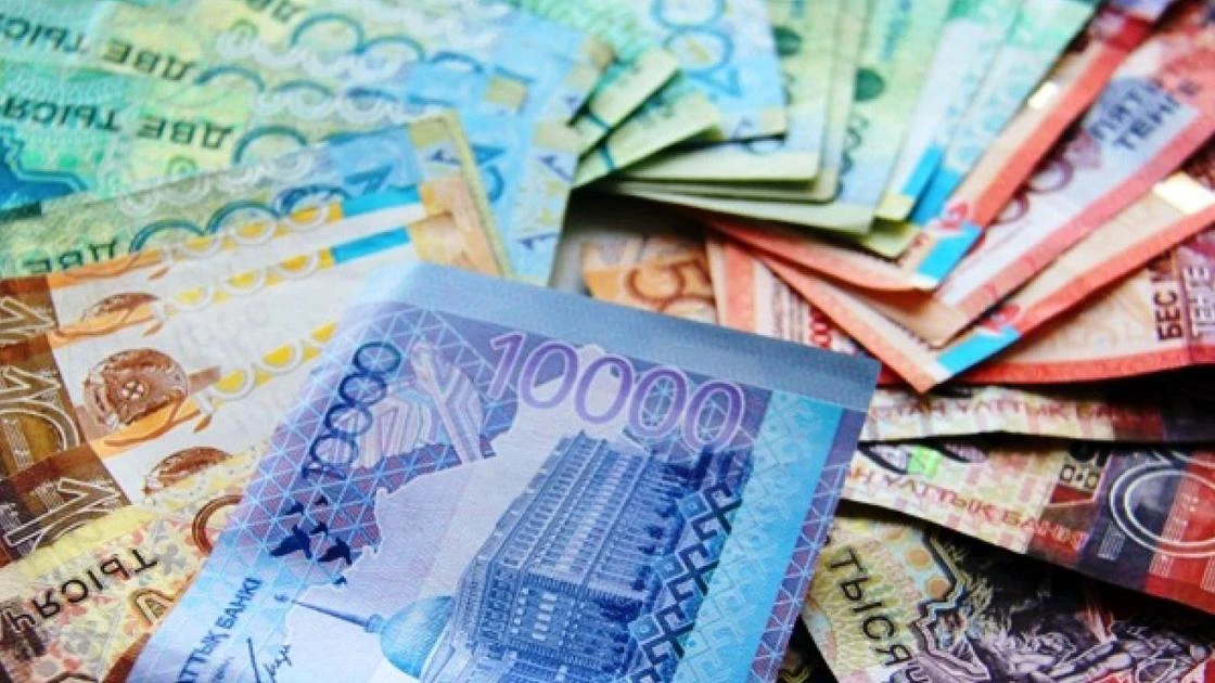 Экономист назвал методы для повышения доверия к тенге