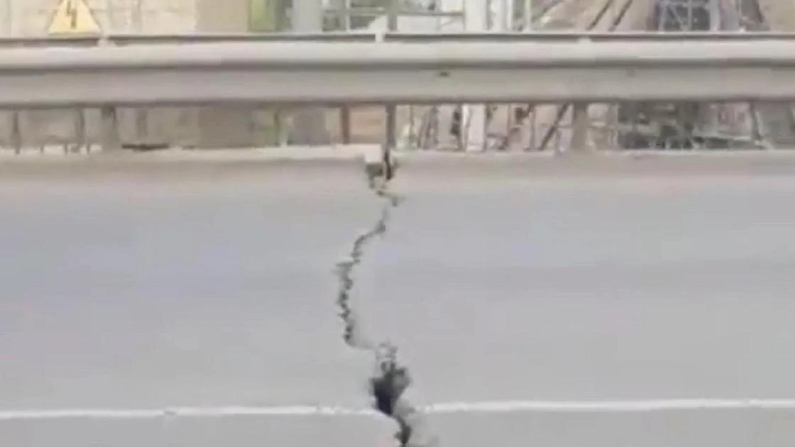 Широкая трещина на мосту напугала жителей Петропавловска