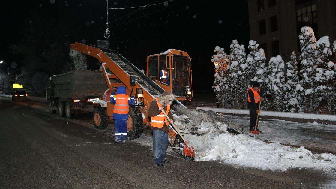 Сотни машин и около 500 рабочих: как боролись с последствиями снегопада в Алматы (фото)