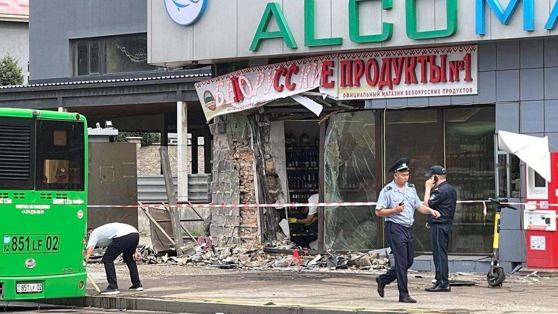 Смертельное ДТП в Алматы: момент столкновения автобуса с авто опубликовали в Сети