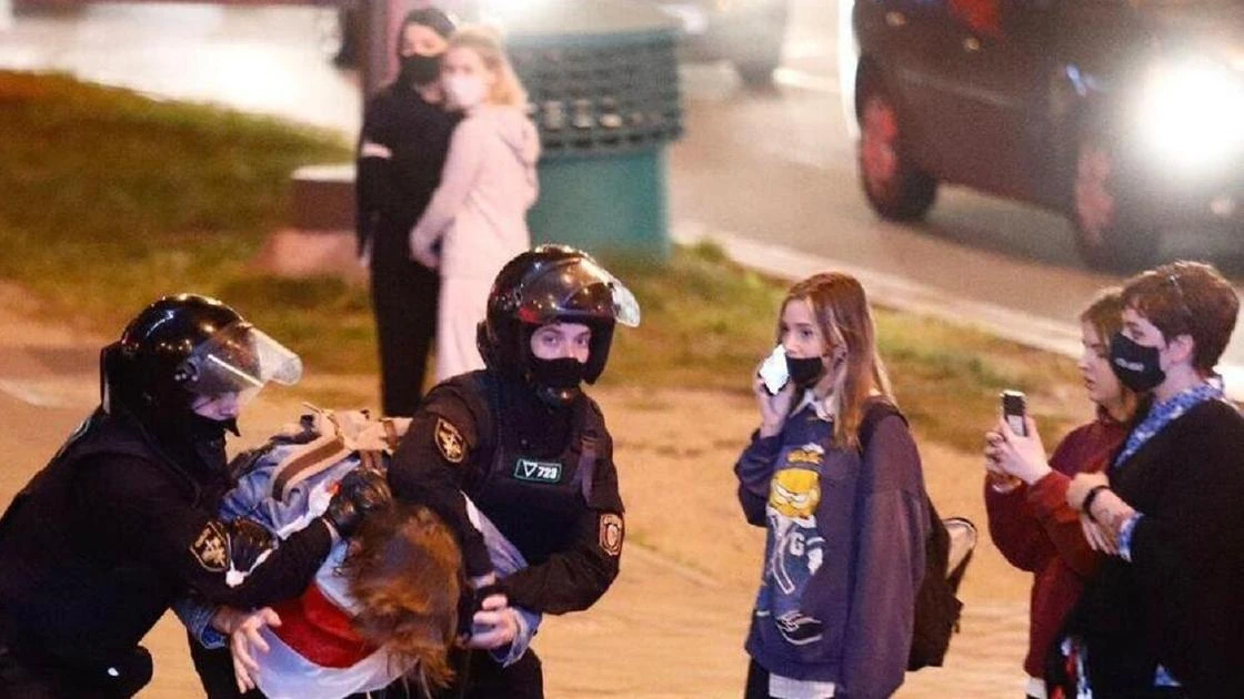 Участников протеста из-за тайной инаугурации Лукашенко разгоняли водометами
