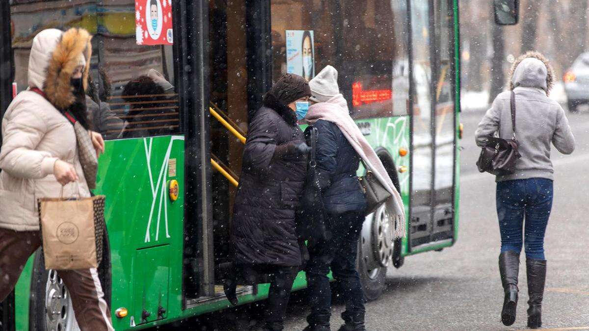 Мужчина, ударивший женщину в автобусе в Алматы, арестован