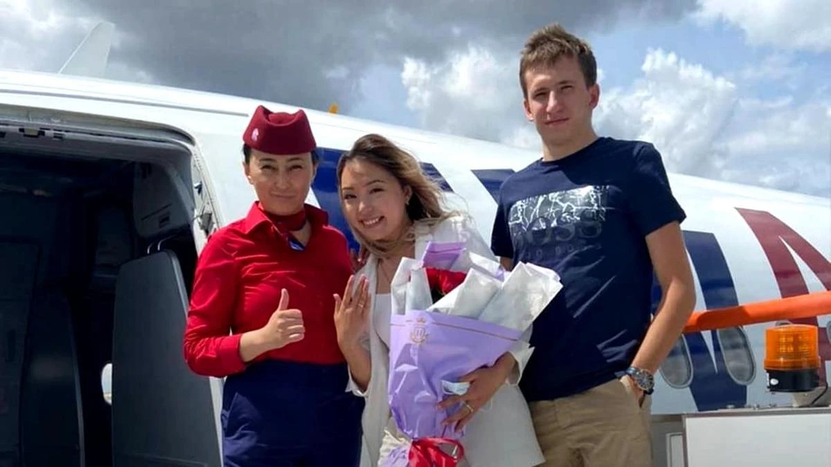 Казахстанец сделал предложение руки и сердца на борту самолета (видео)