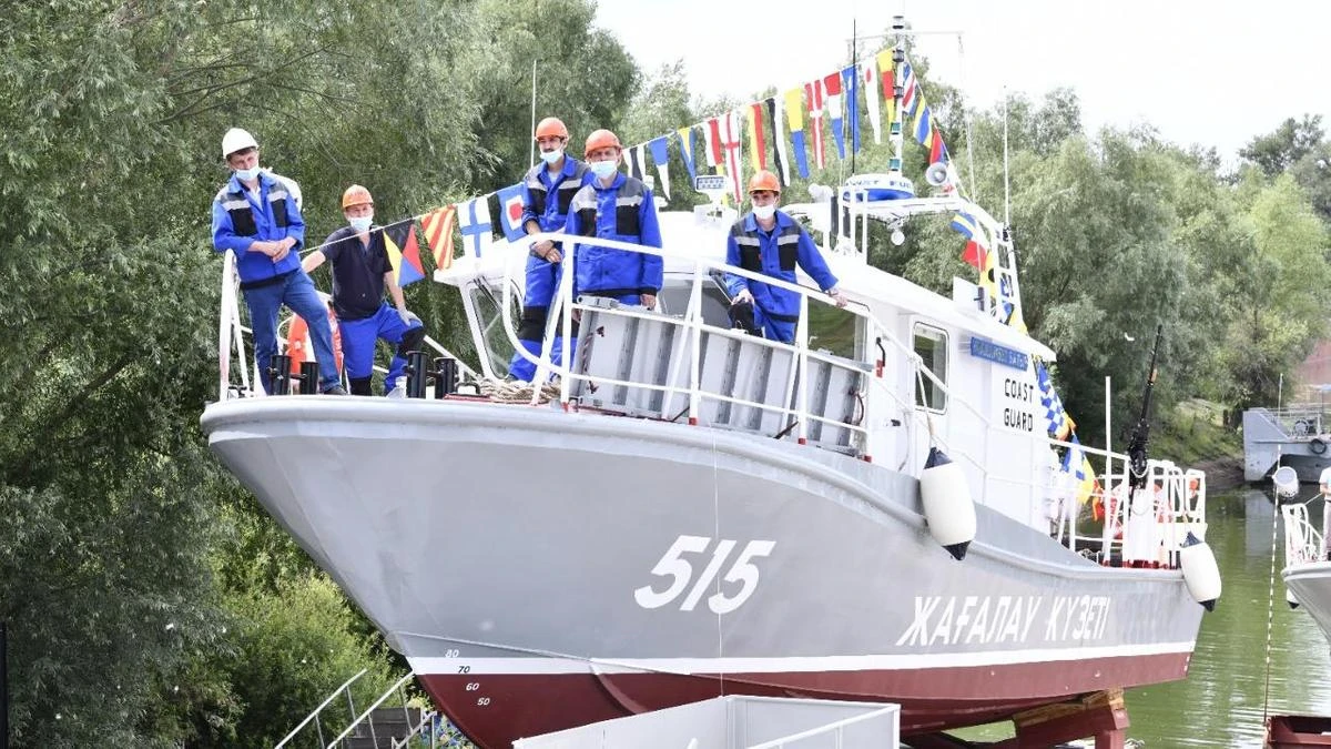 Два пограничных катера спустили на воду в Уральске