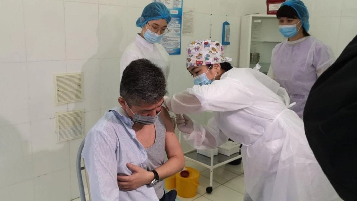 Переболевший COVID-19 глава упрздрава ЗКО вакцинировался