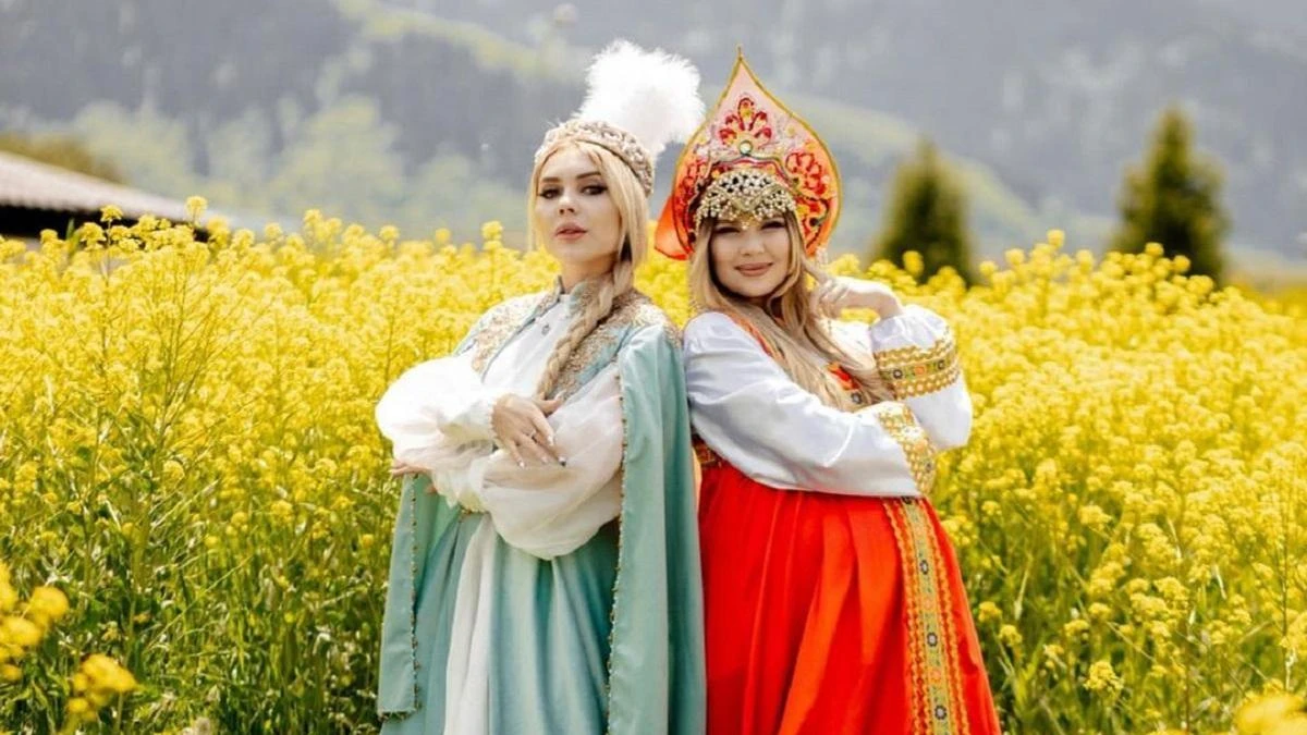 Казахстанский блогер и российская певица сняли совместную фотосессию в национальных нарядах