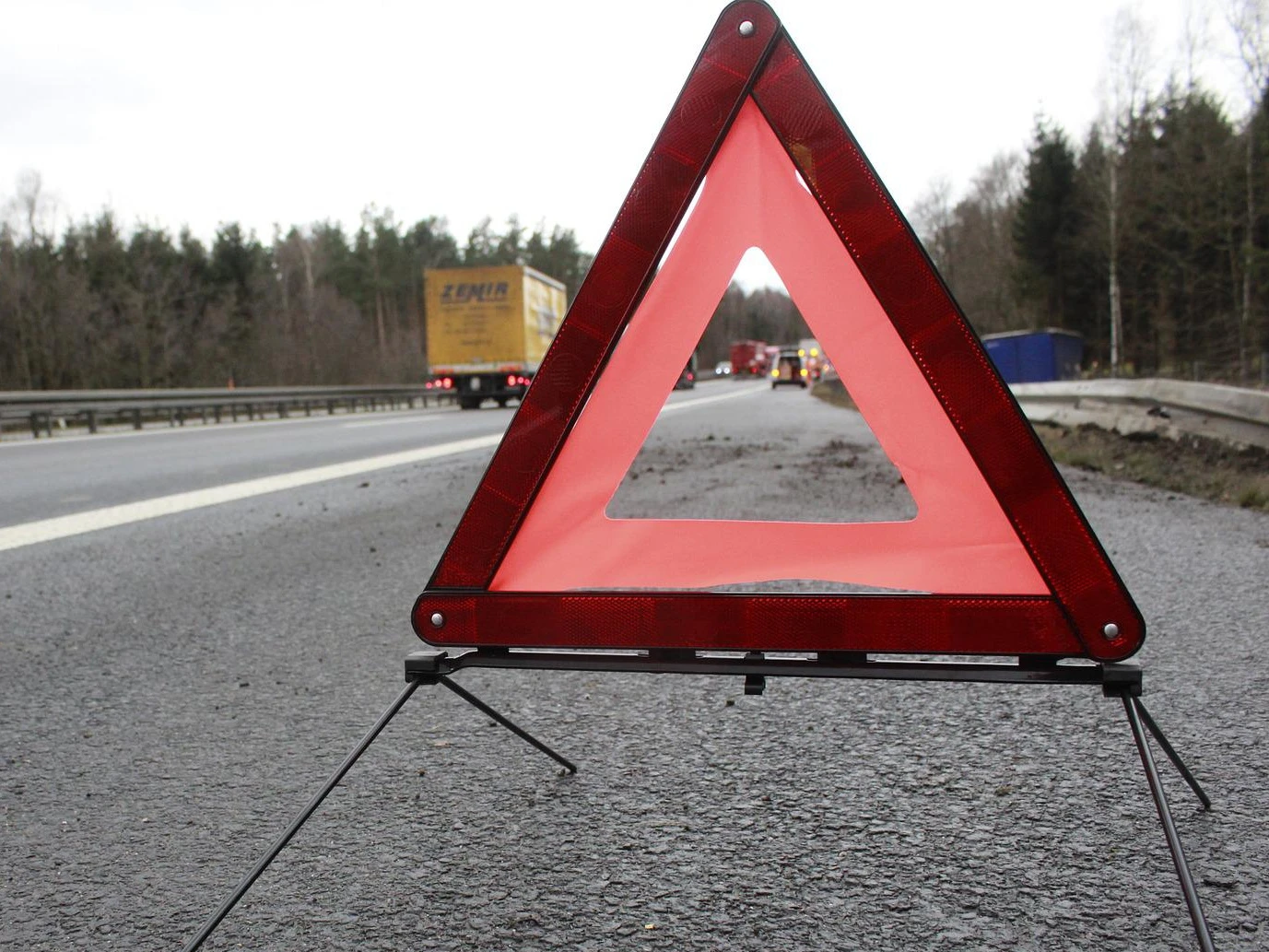 Pojazd komandosów uderzył w bariery na A1. Jeden z nich został poważnie ranny