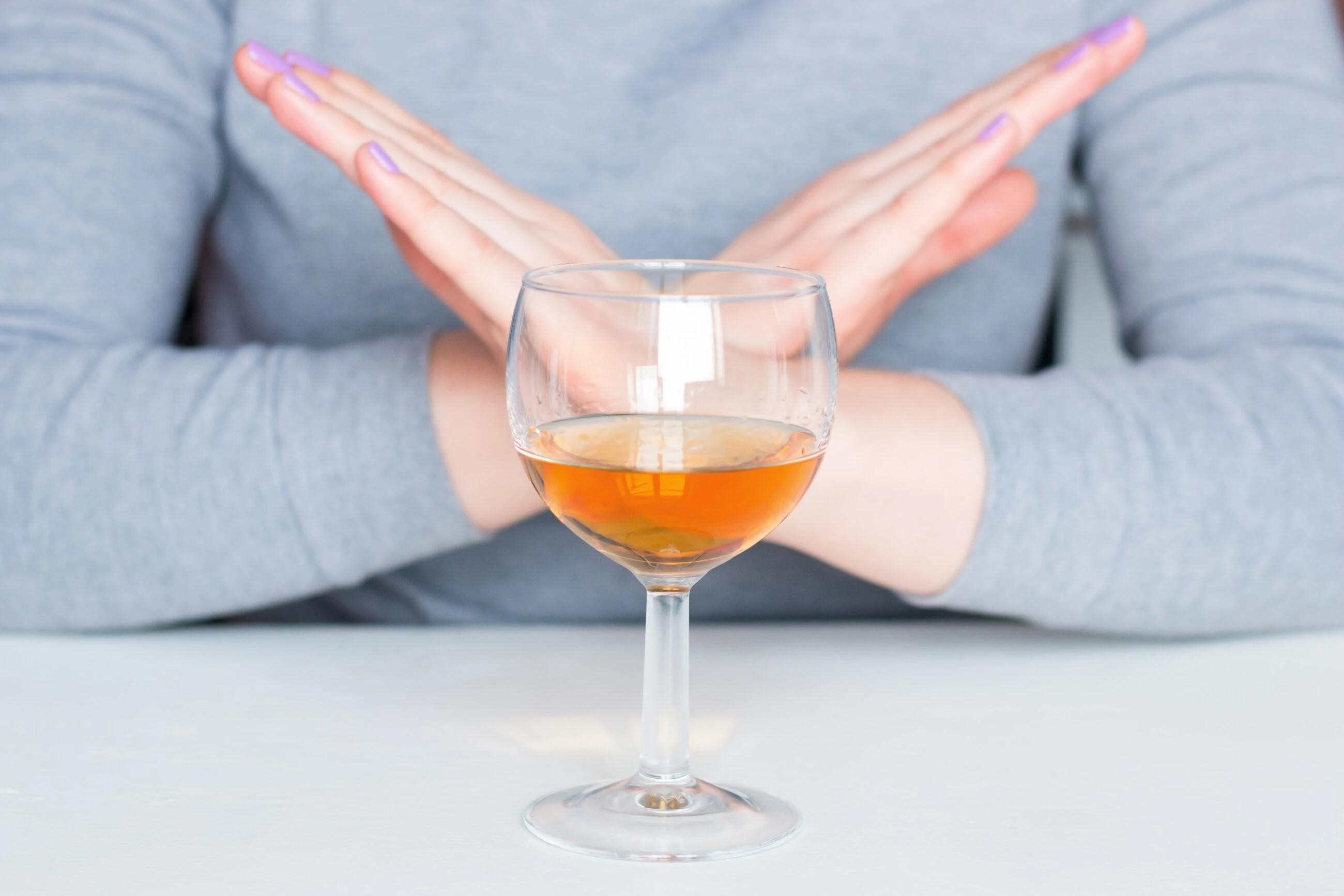 Jak długo przed szczepieniem przeciw COVID-19 i po nim nie można pić alkoholu? Nowe zalecenia