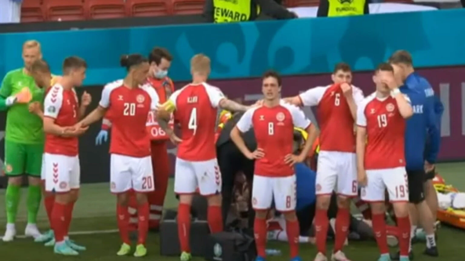 Euro 2021. Eriksen upadł, reprezentanci Danii zakryli widok. Te chwile zostaną z kibicami na zawsze