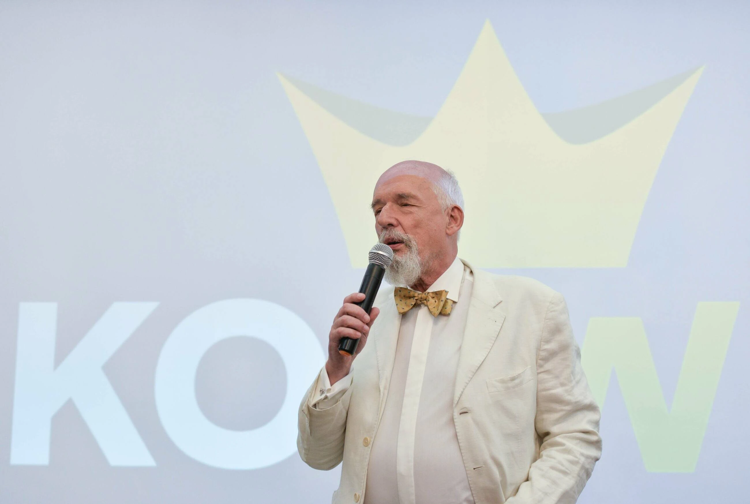 Janusz Korwin-Mikke w samej bieliźnie w sklepie. Jest komentarz posła