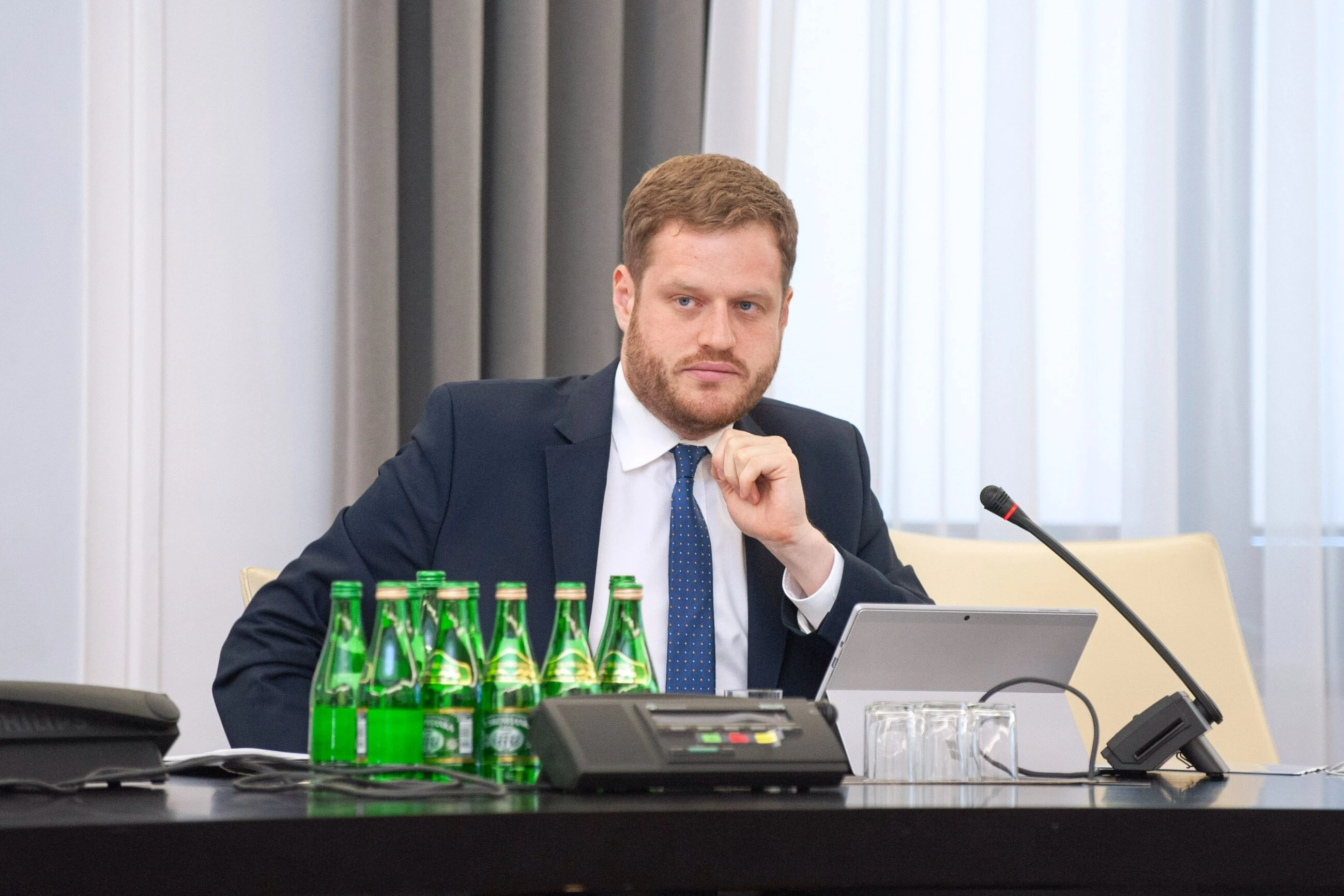 Cieszyński miał odpowiadać na pytania, ale nie pojawił się w Sejmie. Sekretarka popełniła błąd?